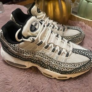 Nike Air Max Black and White